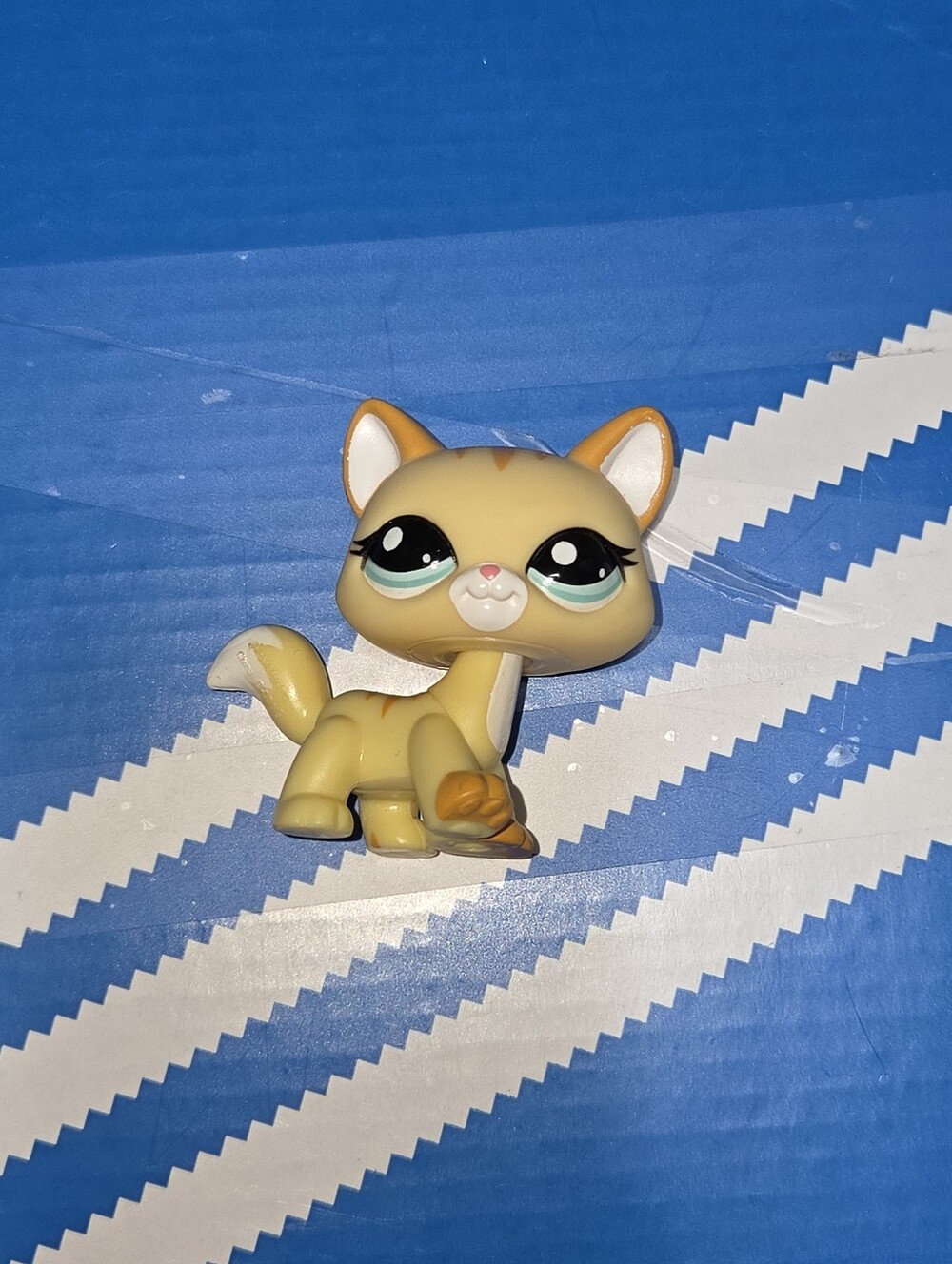 Littlest Pet Shop LPS Blonde Walking Cat